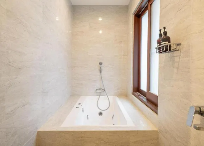 Modern 5br Luxury With Pool & Rooftop - 100m From ヴィラ サヌール
