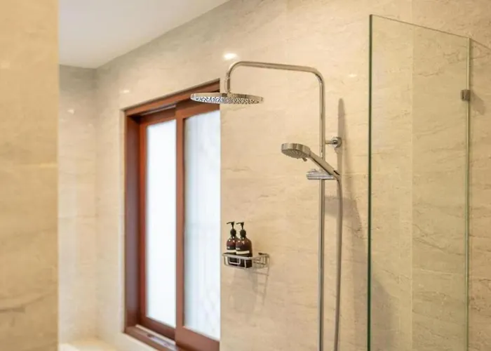 Modern 5br Luxury With Pool & Rooftop - 100m From